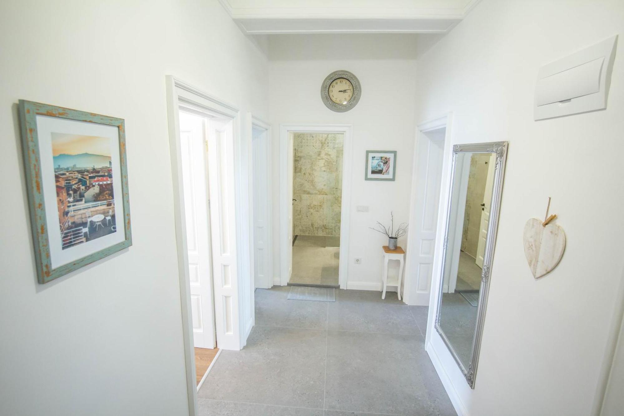 Lion'S Bridge Boutique 2Bdrm Apt, Top Center Gem София Екстериор снимка