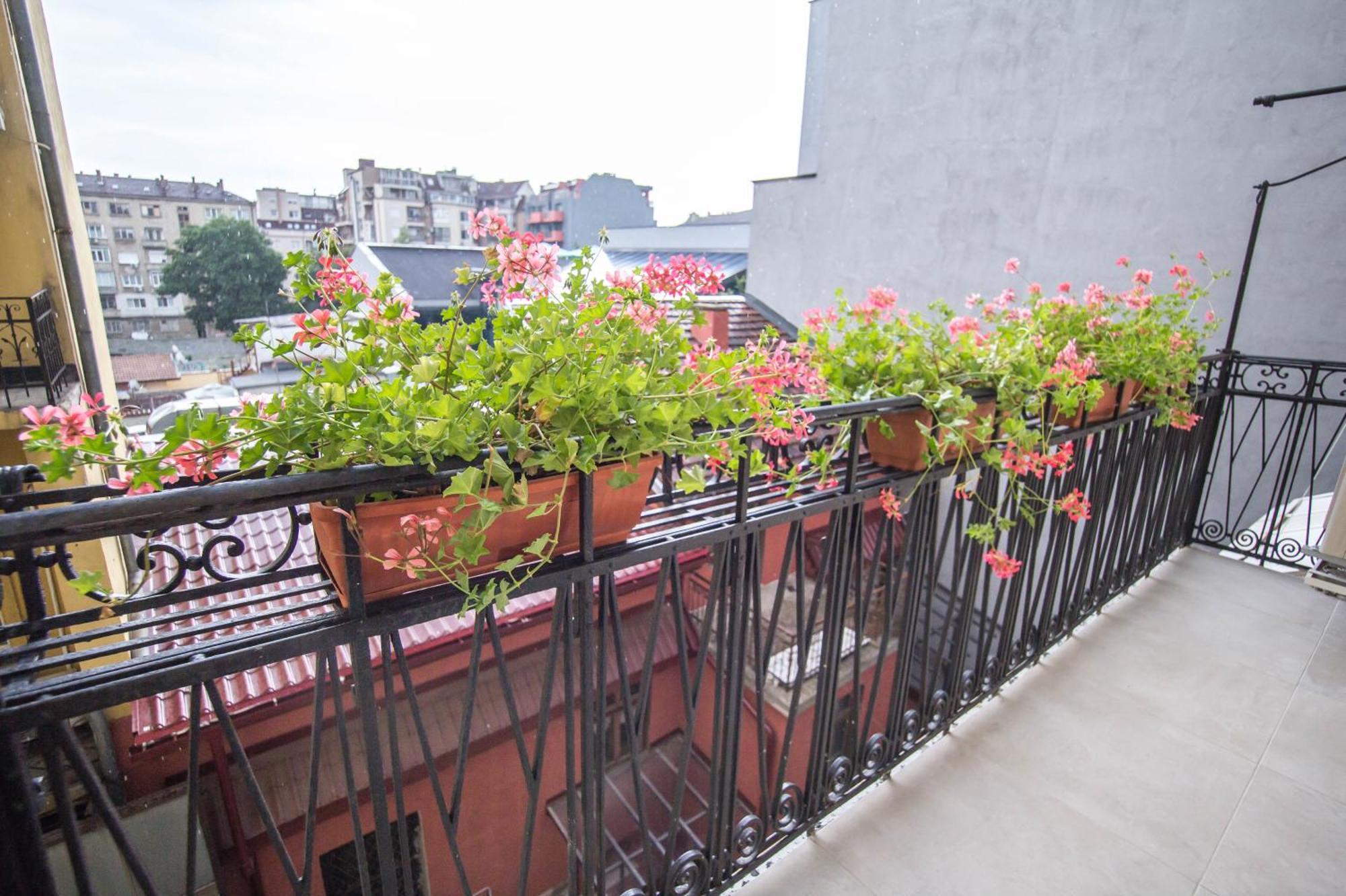Lion'S Bridge Boutique 2Bdrm Apt, Top Center Gem София Екстериор снимка